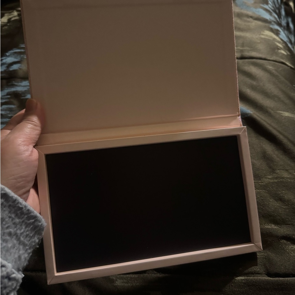Magnetic case - Picture 2 of 2